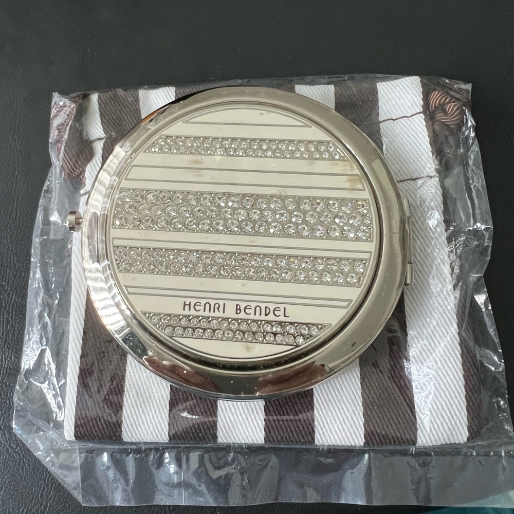 HENRI BENDEL 2 SIDED COMPACT MIRROR with SWAROVSKI CRYSTALS. - Picture 7 of 9